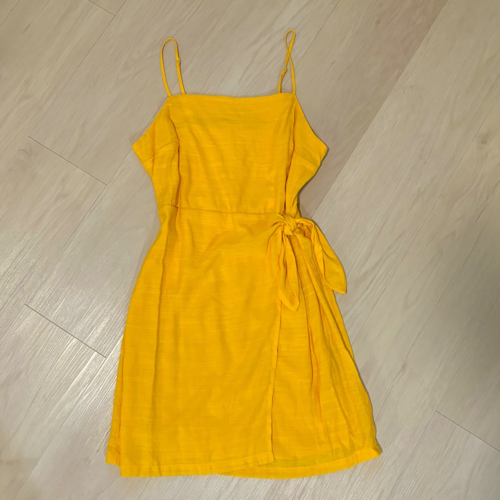 Nine West yellow sundress
Size medium 
NWOT